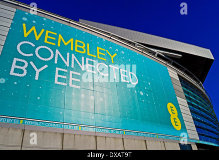 Ansicht des Wembley-Stadion mit EE Werbung, London Borough of Brent, London, England, Vereinigtes Königreich Stockfoto