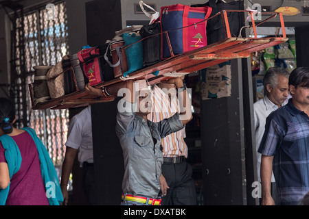 Lunchbüchsen mit Mittagessen Dabbas (Tiffin Boxen) für die Lieferung an Kunden außerhalb Churchgate Bahnhof in Mumbai, Indien Stockfoto