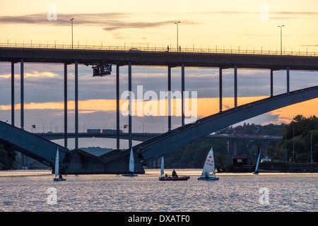 Segeln Sie Boote in der Abenddämmerung in der Nähe hat, die westliche Brücke über Riddarfjärden, Stockholm, Schweden Stockfoto