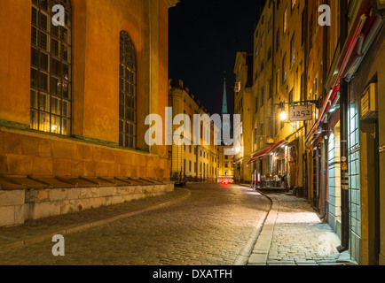 Trångsund, einer gepflasterten Straße in Gamla Stan, die Altstadt von Stockholm, Schweden.  Das Gebäude links, ist Stockholm Kathedrale. Stockfoto