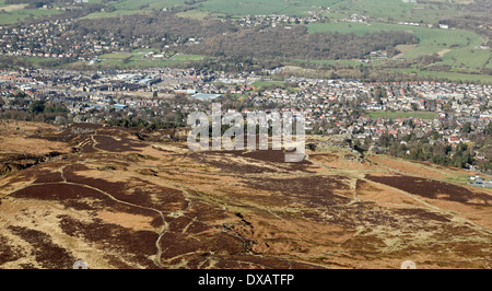 Luftbild von Ilkley Moor und die Stadt Ilkley jenseits Stockfoto