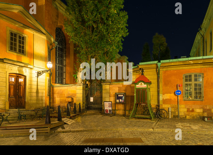 Trångsund, einer gepflasterten Straße in Gamla Stan, die Altstadt von Stockholm, Schweden.  Das Gebäude links, ist Stockholm Kathedrale. Stockfoto