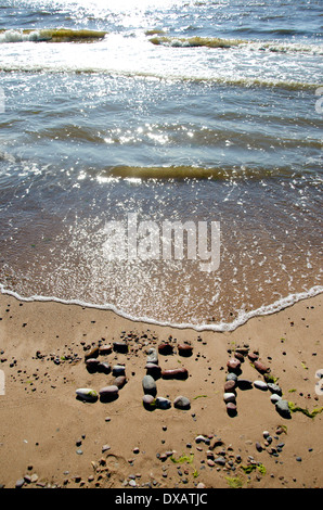 Stein Wort Meer auf Sommer Strandsand Stockfoto