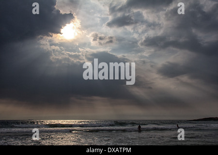 Sonne bricht durch die Wolken am Leuchtturm Strand von Kovalam, Kerala, Indien Stockfoto