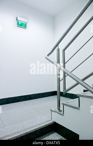 Treppe - Notausgang im Bürogebäude Stockfoto