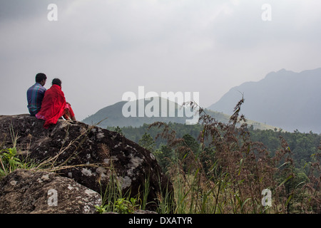 Paar genießt den Blick auf die Berge von Ponmudi (Golden Peak) Hügel-Station in Kerala, Indien Stockfoto