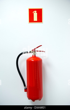 Feuerlöscher und melden Sie sich an der Wand Stockfoto