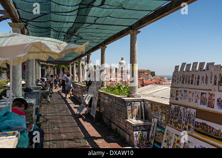 Touristen genießen die Aussicht auf Alfama und Igreja de Santa Engrácia vom Miradouro de Santa Luzia in Alfama, Lissabon, Portugal Stockfoto