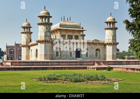 Itmad-Ud-Daulah Grabmal oder Etimad-Ud-Daulah hergestellt aus weißem Marmor, auch genannt Baby Taj, Agra, Uttar Pradesh, Indien Stockfoto