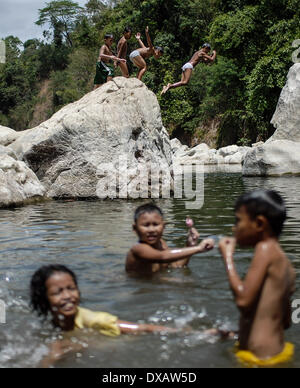 Rodriguez, Philippinen. 22. März 2014. Kinder erfrischen Sie sich in den Fluss des inzwischen aufgelösten Wawa Dam Wasserreservoirs in der Rodriguez-Stadt, Provinz Rizal, Philippinen, 22. März 2014. 22 März markiert International World Water Day mit dem diesjährigen Motto "Wasser und Energie.". : Bildnachweis Ezra Acayan/NurPhoto: Ezra Acayan/NurPhoto/ZUMAPRESS.com/Alamy Live-Nachrichten Stockfoto