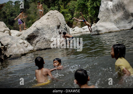 Rodriguez, Philippinen. 22. März 2014. Kinder erfrischen Sie sich in den Fluss des inzwischen aufgelösten Wawa Dam Wasserreservoirs in der Rodriguez-Stadt, Provinz Rizal, Philippinen, 22. März 2014. 22 März markiert International World Water Day mit dem diesjährigen Motto "Wasser und Energie.". : Bildnachweis Ezra Acayan/NurPhoto: Ezra Acayan/NurPhoto/ZUMAPRESS.com/Alamy Live-Nachrichten Stockfoto