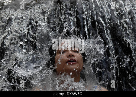 Rodriguez, Philippinen. 22. März 2014. Eine lokale touristische kühlt an den Wasserfällen des inzwischen aufgelösten Wawa Dam Wasserreservoirs in der Rodriguez-Stadt, Provinz Rizal, Philippinen, 22. März 2014. 22 März markiert International World Water Day mit dem diesjährigen Motto "Wasser und Energie.". : Bildnachweis Ezra Acayan/NurPhoto: Ezra Acayan/NurPhoto/ZUMAPRESS.com/Alamy Live-Nachrichten Stockfoto