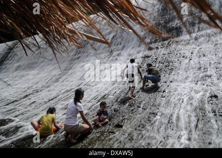 Rodriguez, Philippinen. 22. März 2014. Einheimische Touristen erfrischen Sie sich an den Wasserfällen des inzwischen aufgelösten Wawa Dam Wasserreservoirs in der Rodriguez-Stadt, Provinz Rizal, Philippinen, 22. März 2014. 22 März markiert International World Water Day mit dem diesjährigen Motto "Wasser und Energie.". : Bildnachweis Ezra Acayan/NurPhoto: Ezra Acayan/NurPhoto/ZUMAPRESS.com/Alamy Live-Nachrichten Stockfoto