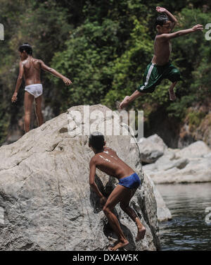 Rodriguez, Philippinen. 22. März 2014. Kinder erfrischen Sie sich in den Fluss des inzwischen aufgelösten Wawa Dam Wasserreservoirs in der Rodriguez-Stadt, Provinz Rizal, Philippinen, 22. März 2014. 22 März markiert International World Water Day mit dem diesjährigen Motto "Wasser und Energie.". : Bildnachweis Ezra Acayan/NurPhoto: Ezra Acayan/NurPhoto/ZUMAPRESS.com/Alamy Live-Nachrichten Stockfoto