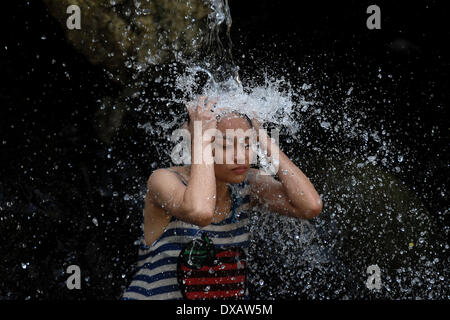 Rodriguez, Philippinen. 22. März 2014. Eine lokale touristische kühlt an den Wasserfällen des inzwischen aufgelösten Wawa Dam Wasserreservoirs in der Rodriguez-Stadt, Provinz Rizal, Philippinen, 22. März 2014. 22 März markiert International World Water Day mit dem diesjährigen Motto "Wasser und Energie.". : Bildnachweis Ezra Acayan/NurPhoto: Ezra Acayan/NurPhoto/ZUMAPRESS.com/Alamy Live-Nachrichten Stockfoto