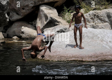 Rodriguez, Philippinen. 22. März 2014. RODRIGUEZ, Philippinen - März 22: Kinder Abkühlung im Fluss des inzwischen aufgelösten Wawa Dam Wasserreservoirs in der Rodriguez-Stadt, Provinz Rizal, Philippinen, 22. März 2014. 22 März markiert International World Water Day mit dem diesjährigen Motto "Wasser und Energie.". : Bildnachweis Ezra Acayan/NurPhoto: Ezra Acayan/NurPhoto/ZUMAPRESS.com/Alamy Live-Nachrichten Stockfoto