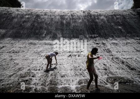 Rodriguez, Philippinen. 22. März 2014. Einheimische Touristen erfrischen Sie sich an den Wasserfällen des inzwischen aufgelösten Wawa Dam Wasserreservoirs in der Rodriguez-Stadt, Provinz Rizal, Philippinen, 22. März 2014. 22 März markiert International World Water Day mit dem diesjährigen Motto "Wasser und Energie.". : Bildnachweis Ezra Acayan/NurPhoto: Ezra Acayan/NurPhoto/ZUMAPRESS.com/Alamy Live-Nachrichten Stockfoto