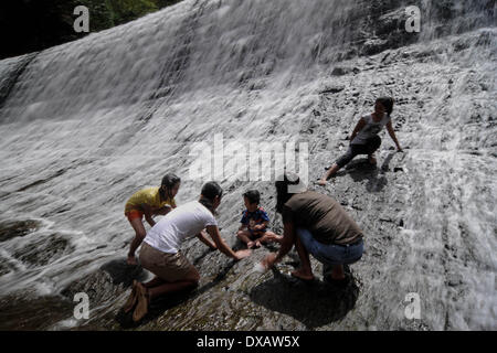 Rodriguez, Philippinen. 22. März 2014. Einheimische Touristen erfrischen Sie sich an den Wasserfällen des inzwischen aufgelösten Wawa Dam Wasserreservoirs in der Rodriguez-Stadt, Provinz Rizal, Philippinen, 22. März 2014. 22 März markiert International World Water Day mit dem diesjährigen Motto "Wasser und Energie.". : Bildnachweis Ezra Acayan/NurPhoto: Ezra Acayan/NurPhoto/ZUMAPRESS.com/Alamy Live-Nachrichten Stockfoto