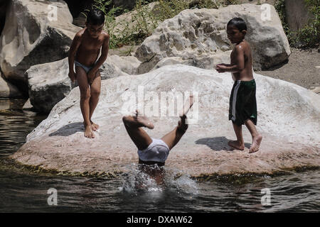 Rodriguez, Philippinen. 22. März 2014. Kinder erfrischen Sie sich in den Fluss des inzwischen aufgelösten Wawa Dam Wasserreservoirs in der Rodriguez-Stadt, Provinz Rizal, Philippinen, 22. März 2014. 22 März markiert International World Water Day mit dem diesjährigen Motto "Wasser und Energie.". : Bildnachweis Ezra Acayan/NurPhoto: Ezra Acayan/NurPhoto/ZUMAPRESS.com/Alamy Live-Nachrichten Stockfoto