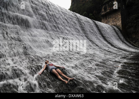 Rodriguez, Philippinen. 22. März 2014. Eine lokale touristische kühlt an den Wasserfällen des inzwischen aufgelösten Wawa Dam Wasserreservoirs in der Rodriguez-Stadt, Provinz Rizal, Philippinen, 22. März 2014. 22 März markiert International World Water Day mit dem diesjährigen Motto "Wasser und Energie.". : Bildnachweis Ezra Acayan/NurPhoto: Ezra Acayan/NurPhoto/ZUMAPRESS.com/Alamy Live-Nachrichten Stockfoto