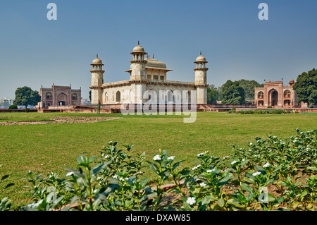 Itmad-Ud-Daulah Grabmal oder Etimad-Ud-Daulah hergestellt aus weißem Marmor, auch genannt Baby Taj, Agra, Uttar Pradesh, Indien Stockfoto