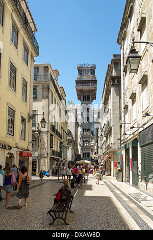 Ansicht der Elevador de Santa Justa von Seitenstraße in Alfama, Lissabon, Portugal Stockfoto