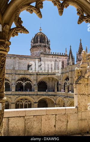 Blick auf Bögen und Kuppel des Mosteiro Dos Jerónimos in Belem, Lissabon, Portugal Stockfoto