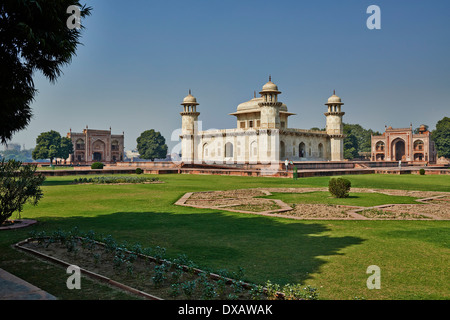 Itmad-Ud-Daulah Grabmal oder Etimad-Ud-Daulah hergestellt aus weißem Marmor, auch genannt Baby Taj, Agra, Uttar Pradesh, Indien Stockfoto