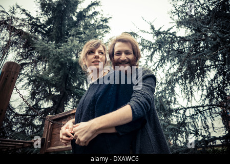 moderne stilvolle Pärchen im freien Stockfoto