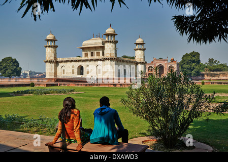 Itmad-Ud-Daulah Grabmal oder Etimad-Ud-Daulah hergestellt aus weißem Marmor, auch genannt Baby Taj, Agra, Uttar Pradesh, Indien Stockfoto