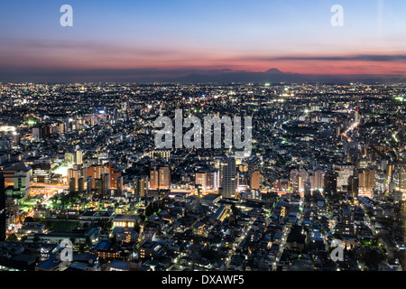 Blick auf den Sonnenuntergang von Tokio und Mount Fuji aus Tokyo Metropolitan Government Building, Tokyo, Japan Stockfoto