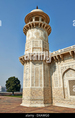 Minarett der Itmad-Ud-Daulah Grabmal oder Etimad-Ud-Daulah, Agra, Uttar Pradesh, Indien Stockfoto