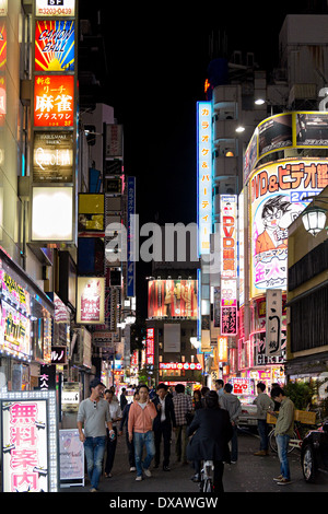 Neon Werbung für Bars und Restaurants in einer Straße in Shinjuku, Tokyo, Japan Stockfoto