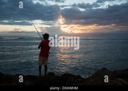 Ein Fischer im Hafen von Saint Leu. La Réunion links indischen Ozeans unten. Die ersten Grundlagen der Insel entstand Stockfoto