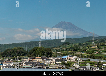 Mount Fuji überragt niedrig fliegenden Wolken und Häuser in Japan Stockfoto