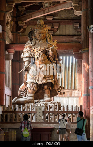 Koumokuten (Guardian König) in Daibutsuden (Big Buddha Hall) des Tōdaiji (Great Eastern Tempel) in Nara, Japan Stockfoto