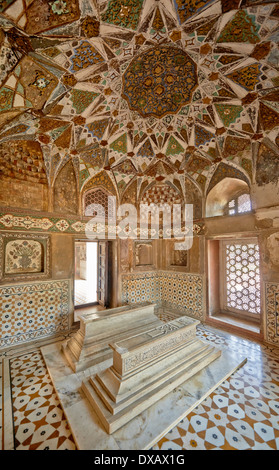 Innenaufnahme des Itmad-Ud-Daulah Grabmal oder Etimad-Ud-Daulah genannt auch Baby Taj, Agra, Wandmalereien, Uttar Pradesh, Indien Stockfoto