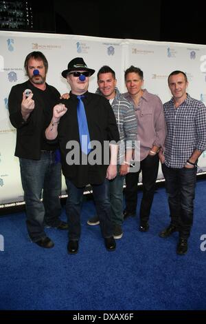 Las Vegas, NV, USA. 21. März 2014. Chandler Kinchla, John Popper, Tad Kinchla, Ben Wilson, Brendan Hill, Blues Traveler im Ankunftsbereich für eine Nacht für einen Tropfen Vorschau Benefizveranstaltung, Mandalay Bay Resort and Casino, Las Vegas, NV 21. März 2014. Bildnachweis: James Atoa/Everett Collection/Alamy Live-Nachrichten Stockfoto