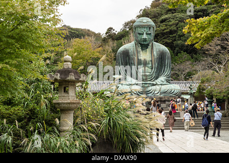 Der große Buddha von Kamakura (Daibutsu) mit Steinlaterne im Vordergrund im Kōtoku-in Tempel, Kamakura, Japan Stockfoto