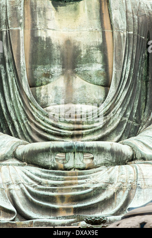 Nahaufnahme von den Händen der große Buddha von Kamakura (Daibutsu) am Kōtoku-in Tempel, Kamakura, Japan Stockfoto