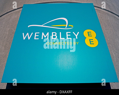 Ansicht des Wembley-Stadion mit EE Werbung, London Borough of Brent, London, England, Vereinigtes Königreich Stockfoto