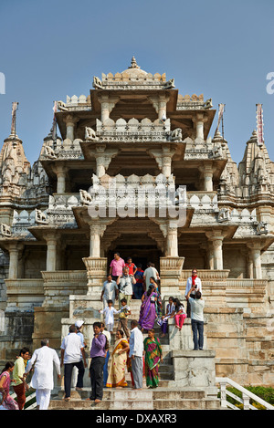 Jain Tempel Ranakpur, Chaumukha Mandir, hergestellt aus weißem Marmor, Aravalli Hills, Rajasthan, Indien Stockfoto