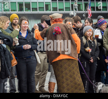 Am Ende Eiern: Vernal Equinox-Feier im Bowling Green Park in New York einladend in den ersten Tag des Frühlings Stockfoto