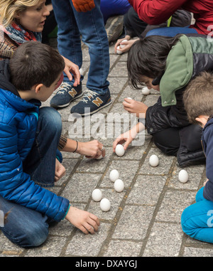 Am Ende Eiern: Vernal Equinox-Feier im Bowling Green Park in New York einladend in den ersten Tag des Frühlings Stockfoto