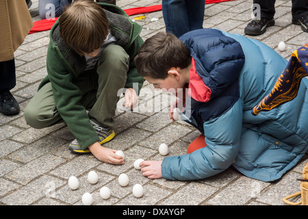 Am Ende Eiern: Vernal Equinox-Feier im Bowling Green Park in New York einladend in den ersten Tag des Frühlings Stockfoto