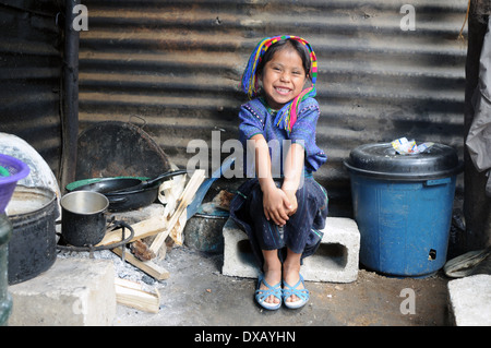 Maya indigene Mädchen in San Antonio Palopo, Solola, Guatemala. Stockfoto