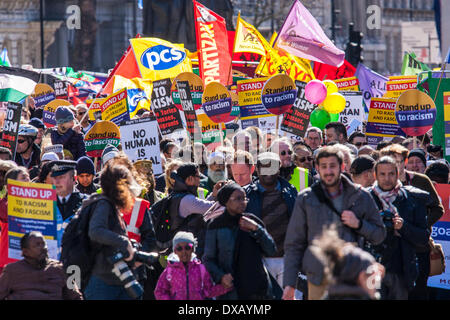 London, UK. 22. März 2014. Bis zu 2.000 Menschen März vom Parlament zu einer Kundgebung am Trafalgar Square Kennzeichnung UN-Anti-Rassismus-Tag rund um das Jubiläum der Apartheid südafrikanischen Sharpeville fällt Massaker im Jahr 1960. Bildnachweis: Paul Davey/Alamy Live-Nachrichten Stockfoto