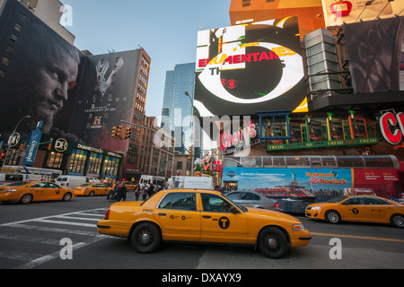 Eine Plakatwand am Times Square in New York, im Besitz von CBS Outdoor Amerika, zeigt Werbung für CBS-TV-Programme Stockfoto