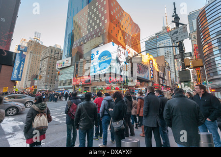 Eine Plakatwand am Times Square in New York, im Besitz von CBS Outdoor Amerika, zeigt Werbung für CBS-TV-Programme Stockfoto