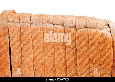 ein Brot in Scheiben Vollkornbrot auf weißem Hintergrund Stockfoto